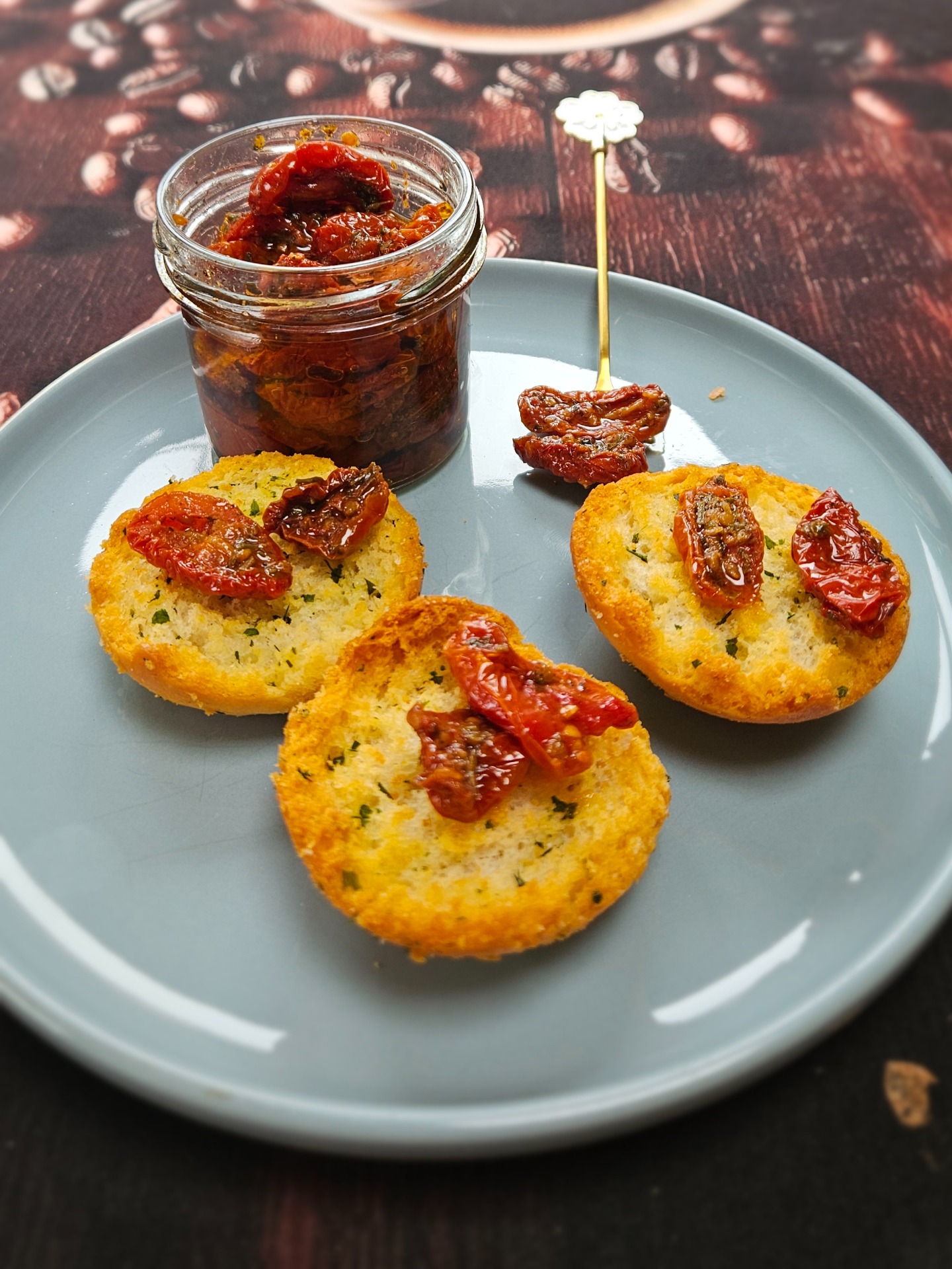 Een hartige bite met de zonnige smaak van langzaam gedroogde tomaten. Perfect voor elk borrelmoment.